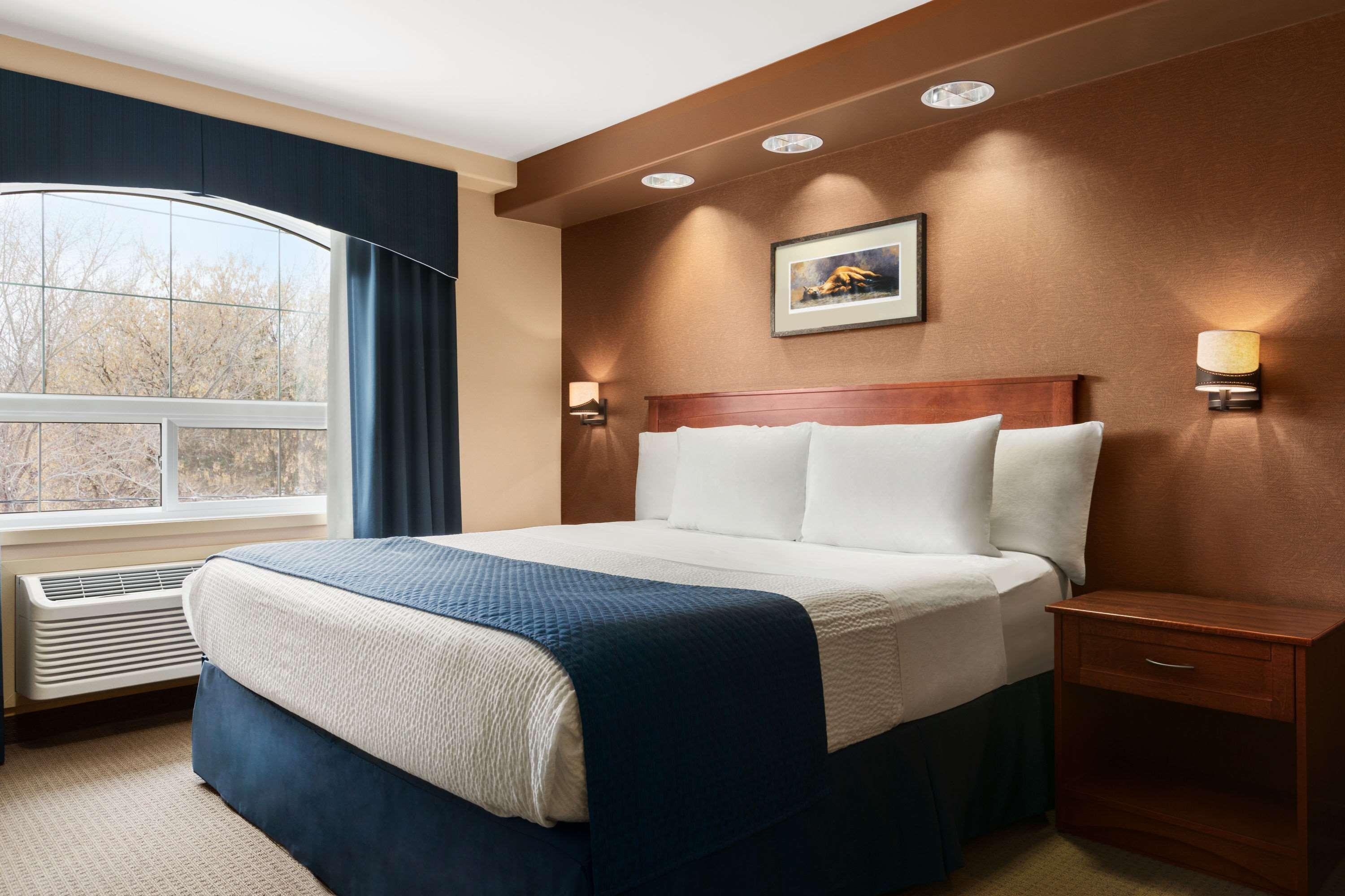 Days Inn & Suites By Wyndham Brandon Exterior photo