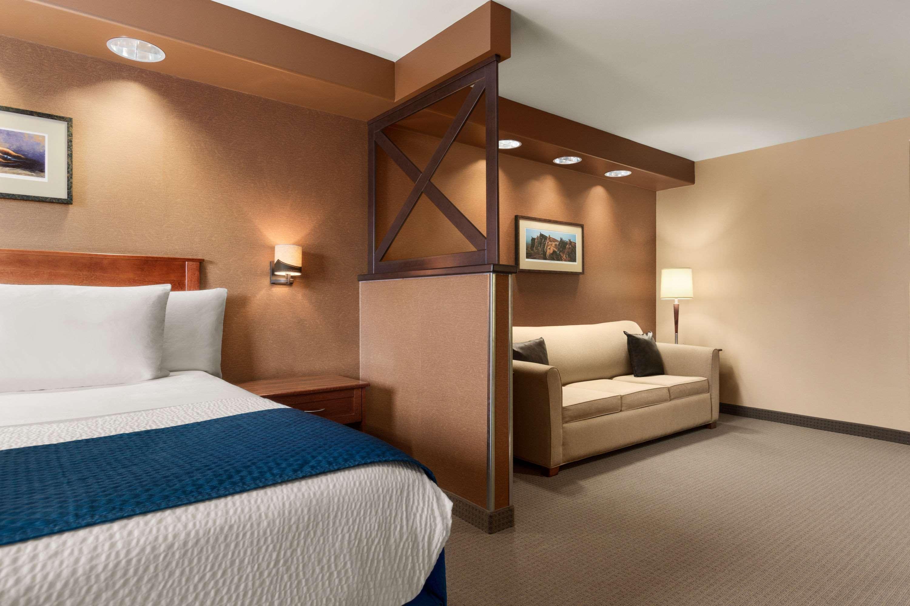 Days Inn & Suites By Wyndham Brandon Exterior photo