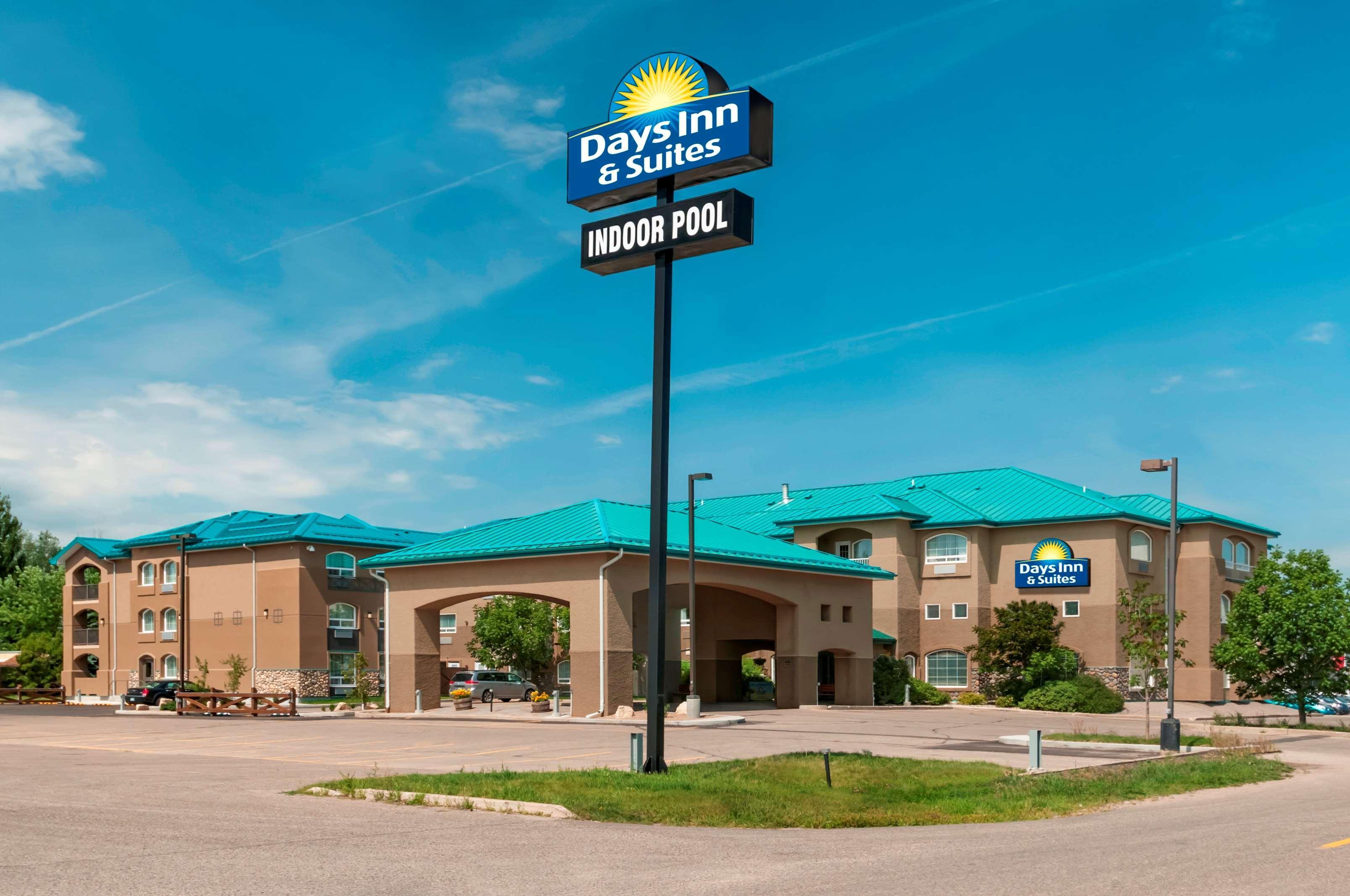 Days Inn & Suites By Wyndham Brandon Exterior photo