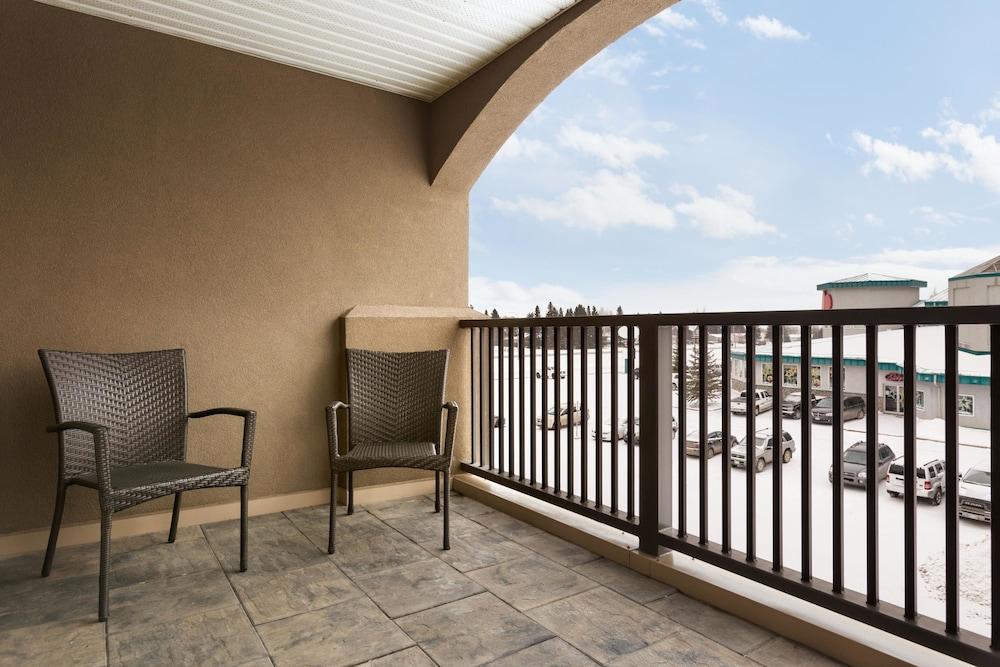 Days Inn & Suites By Wyndham Brandon Exterior photo