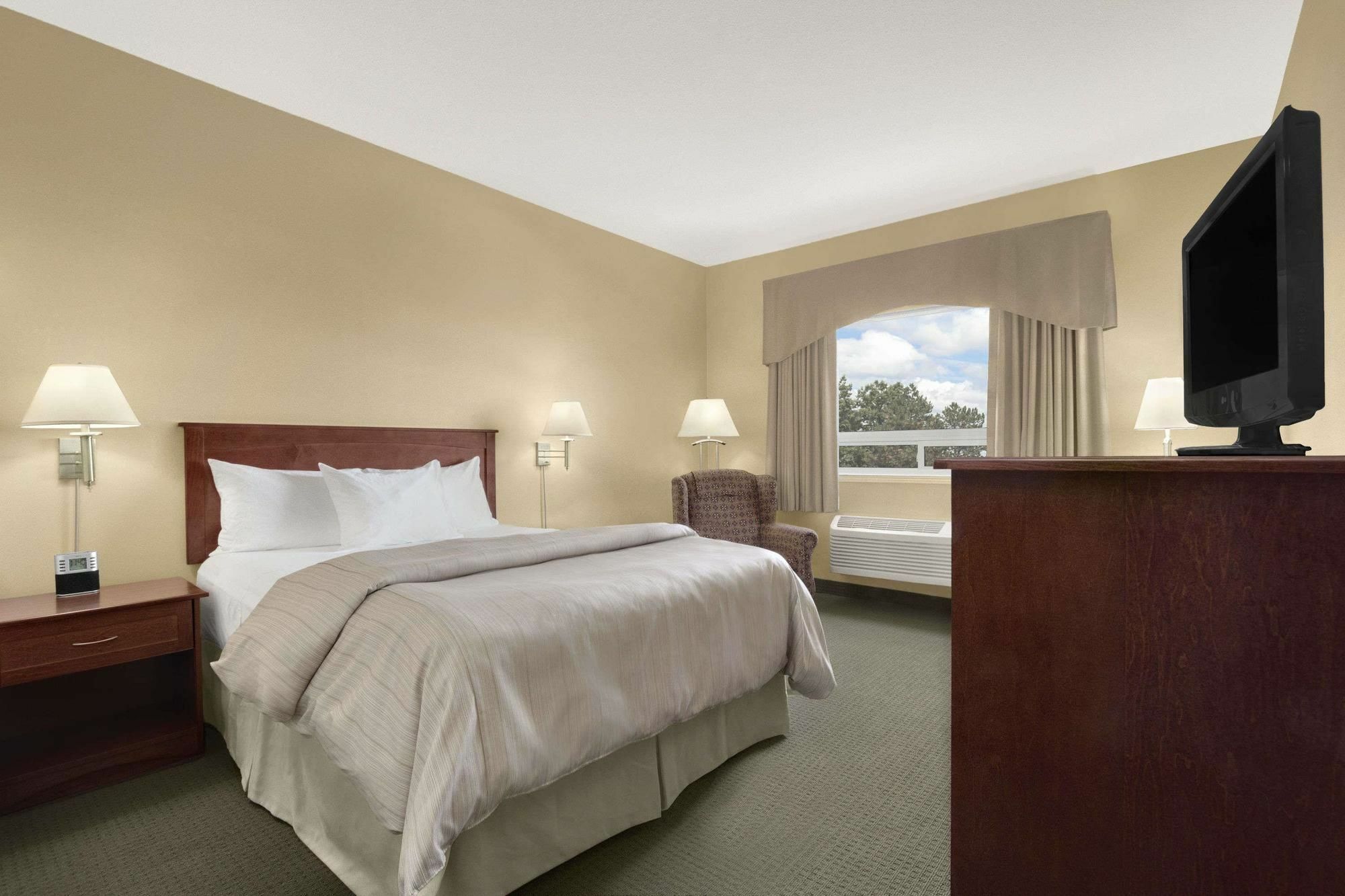 Days Inn & Suites By Wyndham Brandon Exterior photo