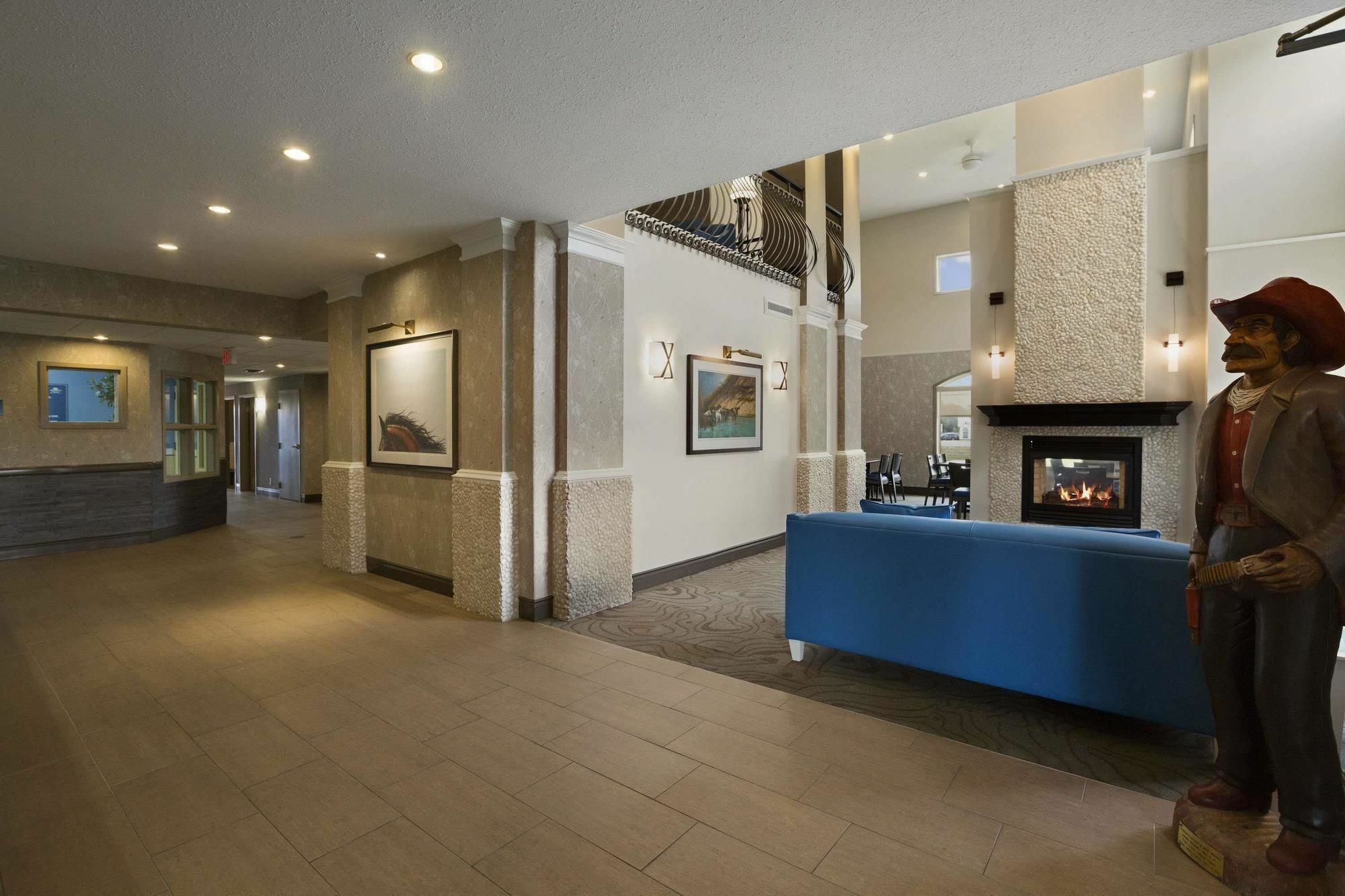 Days Inn & Suites By Wyndham Brandon Exterior photo