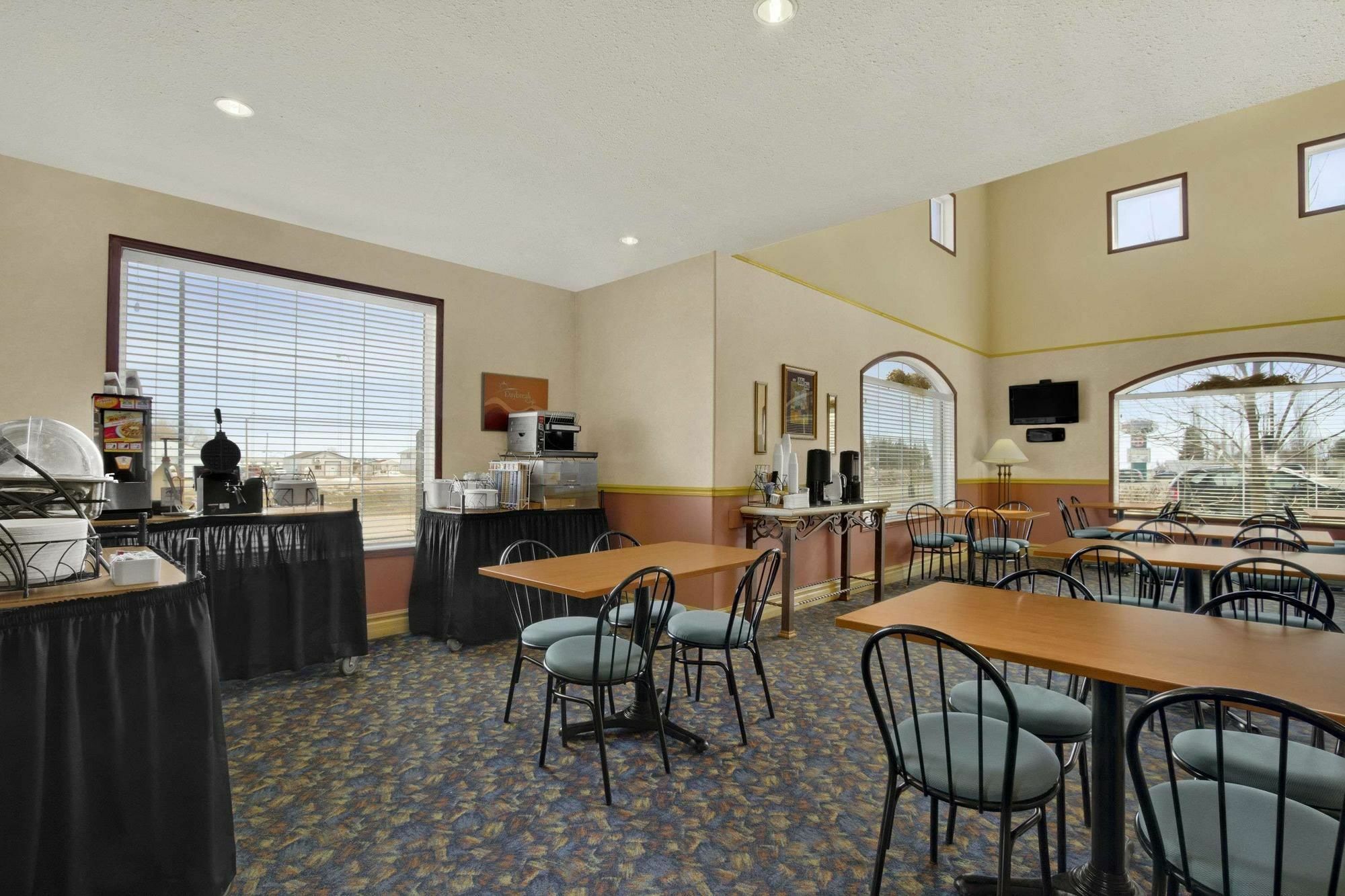 Days Inn & Suites By Wyndham Brandon Exterior photo
